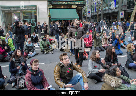 London, Vereinigtes Königreich. 25. März 2015. Studenten, Bildung Arbeiter und Anhänger marschierten von London School of Economics (LSE), dem London College of Communication (LCC) in Elephant &amp; Castle, unter dem Banner der "März, die Kürzungen bei UAL zu stoppen: freie Bildung für alle". Die Demonstration richtet sich in erster Linie an Protest gegen eine Serie von verheerenden Kürzungen der Stiftung an UAL-Kurse, aber auch Themen rund um einen breiteren Kampf kostenlos und demokratische Erziehung. Der Marsch wird verlangen, dass die Kürzungen abgesagt, © Paul Mendoza/Pacific Press/Alamy Live News Stockfoto