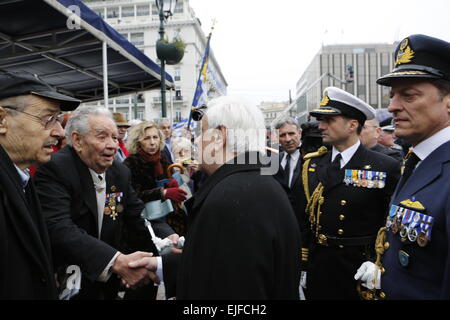 Athen, Griechenland. 25. März 2015. Der Präsident von Griechenland, Prokopis Pavlopoulos (Mitte), grüßt eine Kriegsveteran. Eine militärische Parade fand in Athen trotz starken Regens, der 194. griechischen Unabhängigkeitstag zu feiern. Der Tag feiert den Beginn des griechischen Unabhängigkeitskrieges 1821 die Unabhängigkeit Griechenlands vom Osmanischen Reich führen. © Michael Debets/Pacific Press/Alamy Live-Nachrichten Stockfoto