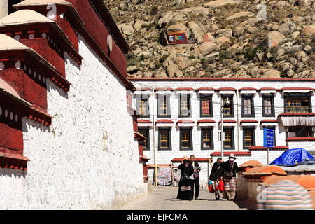 DREPUNG, TIBET, CHINA 19. Oktober: Tibetische Anhänger nach dem Gebet kommen aus dem Debattier-College von Drepung-Reis Heap Monast Stockfoto