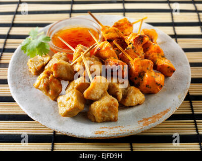 Oriental Chicken Satay Sticks mit Chili Soße Stockfoto