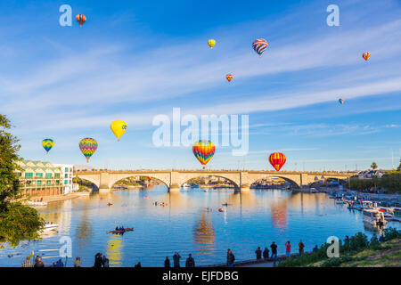 Ballons über die London Bridge in Lake Havasu City, AZ. Stockfoto