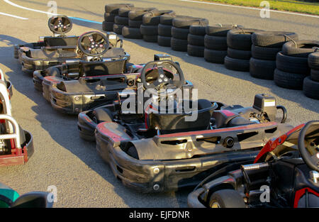 Maschine-Karts vor dem Start auf der Strecke. Sommer-Saison Stockfoto