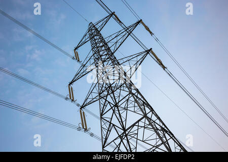 Strom Pylon und Power Kabel close-up, eine skulpturale Riesen Metallstruktur in England, UK Stockfoto