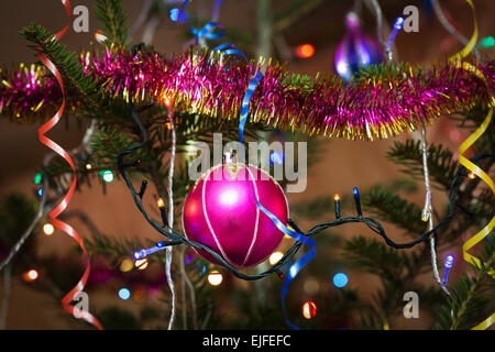 Rosa Weihnachtskugeln im Freien auf einem Baum Stockfoto