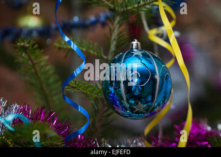 Weihnachtskugeln im Freien an einem Baum blau Stockfoto