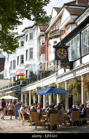 Straßenszene in The Pantiles Fußgängerzone von Tunbridge Wells mit Straßencafés und Geschäften in Kent, England, UK Stockfoto