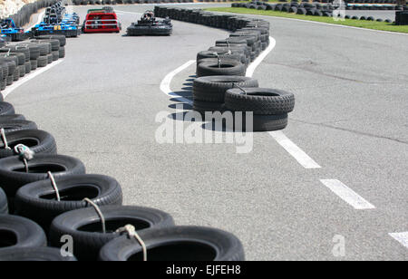 Maschine-Karts vor dem Start auf der Strecke. Sommer-Saison Stockfoto