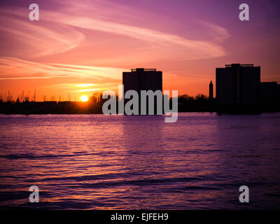 Der Blick über Portsmouth Hafen bei Sonnenuntergang mit den Sonnenuntergang hinter der Skyline von Gosport Stockfoto