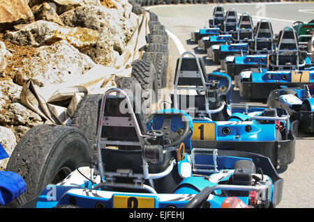 Maschine-Karts vor dem Start auf der Strecke. Sommer-Saison Stockfoto