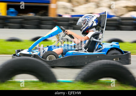 Nicht erkennbare Leute, die Spaß auf ein Go Cart. Sommer-Saison Stockfoto