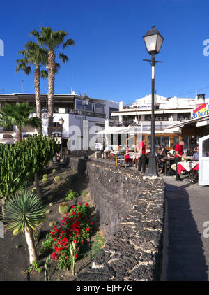 PUERTO DEL CARMEN Alfresco Restaurant in Puerto del Carmen mit Blick auf den Hafen und die Küste Lanzarote Spanien Stockfoto