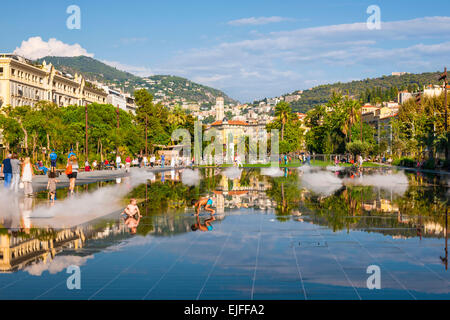 Nizza, Frankreich - 2. Oktober 2014: Kinder spielen im Brunnen auf der Promenade du Paillon reflektieren die Stadt und die umliegenden Hügel. Stockfoto