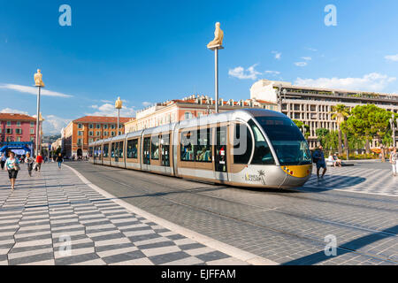 Nizza, Frankreich - 2. Oktober 2014: Schöne Straßenbahn am Place Massena, Fußgängerzone Hauptplatz der Stadt. Stockfoto