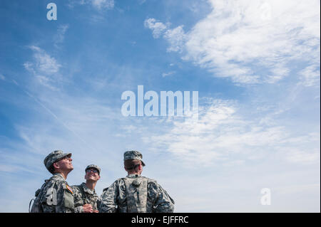 Drei US-Armee Soldaten, die zum Himmel. Stockfoto