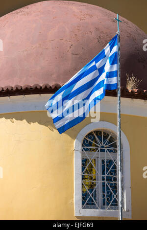Korfiotische Flagge von blauen und weißen Streifen von Kirche Kapelle in Perithia, nördlichen Korfu, Ionische Inseln, Griechenland Stockfoto