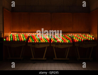 Kerzen in bunten Gläsern in Notre-Dame-Basilika, Quebec, Kanada Stockfoto