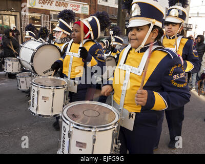 Grundschule Blaskapelle in der drei Könige-Day-Parade in Williamsburg, Brooklyn, NY. Stockfoto