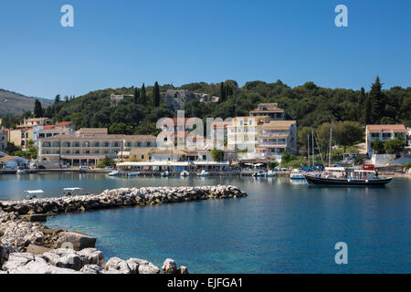 Spektakuläre Beach Resort und Hafen von Kassiopi mit blauem Himmel und Türkis Ionisches Meer, Korfu, Ionische Inseln von Griechenland Stockfoto