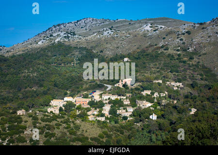 Panorama Luftbild aus der Höhe der ältesten Stadt in Korfu - alten Dorf von Old Perithia in Bergen, Gree eingebettet Stockfoto