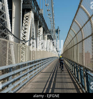 Radfahrer auf Manhattan Bridge, Brooklyn, Manhattan, New York City, New York State, USA Stockfoto