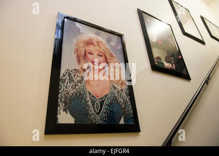 Dolly Parton-Porträt in der Radio City Music Hall, Rockefeller Center, Midtown Manhattan, New York City, New York State, USA Stockfoto