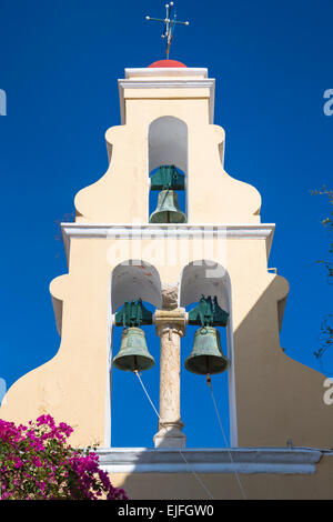 Paleokastritsa Kloster, 13. Jahrhundert mit Glocken im Glockenturm Portikus und Bougainvillea in Korfu, Griechenland Stockfoto