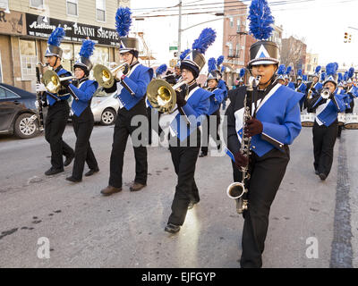 High School Blaskapelle in der drei Könige-Day-Parade in Williamsburg, Brooklyn, NY. Stockfoto