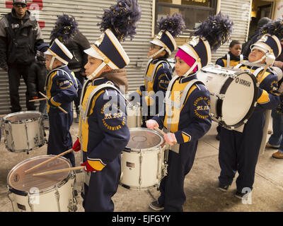 Grundschule Blaskapelle in der drei Könige-Day-Parade in Williamsburg, Brooklyn, NY. Stockfoto