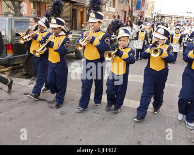 Grundschule Blaskapelle in der drei Könige-Day-Parade in Williamsburg, Brooklyn, NY. Stockfoto