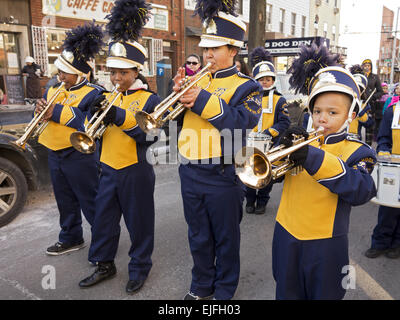 Grundschule Blaskapelle in der drei Könige-Day-Parade in Williamsburg, Brooklyn, NY. Stockfoto