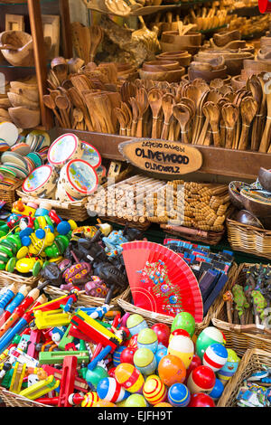 Olivenholz Artikel handgefertigt aus Holz der Olivenbäume auf Verkauf in Geschenke und Souvenirs Shop in Kerkyra, Korfu Stadt, Griechenland Stockfoto