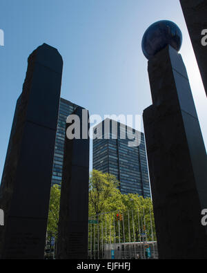 Low Angle View von Raoul Wallenberg Denkmal, in Midtown East, Manhattan, New York City, New York State, USA Stockfoto