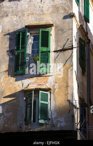 Traditionelle Fensterläden in Kerkyra, Korfu, Griechenland Stockfoto