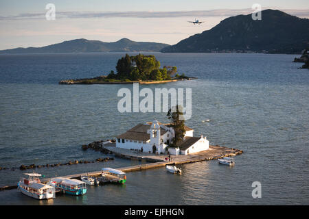 Flugzeug fliegen über berühmte Kloster Panagia Vlahernon vor Kanoni-Halbinsel in Kerkyra, Korfu, Ionische Inseln, Griechenland Stockfoto