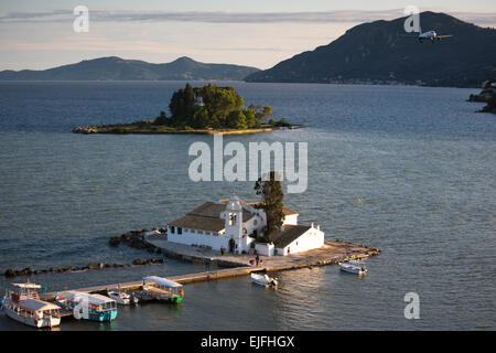 Flugzeug fliegen über berühmte Kloster Panagia Vlahernon vor Kanoni-Halbinsel in Kerkyra, Korfu, Ionische Inseln, Griechenland Stockfoto