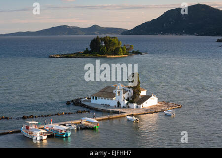 Berühmte Kloster Panagia Vlahernon vor Kanoni-Halbinsel in Kerkyra, Korfu, Ionische Inseln, Griechenland Stockfoto