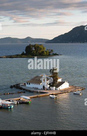 Berühmte Kloster Panagia Vlahernon vor Kanoni-Halbinsel in Kerkyra, Korfu, Ionische Inseln, Griechenland Stockfoto