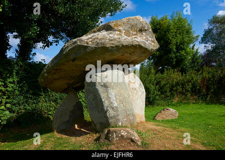 Position Coetan Quoit ist ein megalithischen Bestattung Dolmen aus der Jungsteinzeit ca. 3000 v. Chr., in der Nähe von Newport, Pembrokeshire, Wales Stockfoto