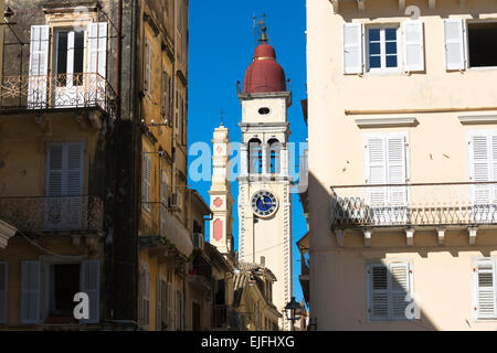 Straßenszene von Spianada und Kirche des Heiligen Spyridon mit traditionellen Uhr Glockenturm in Kerkyra, Korfu, Griechenland Stockfoto