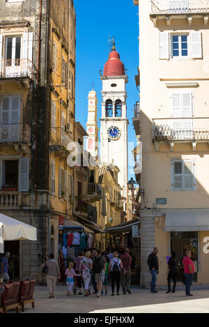 Straßenszene von Spianada und Kirche des Heiligen Spyridon mit traditionellen Uhr Glockenturm in Kerkyra, Korfu, Griechenland Stockfoto