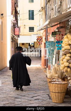 Griechisch-orthodoxe Priester in traditionellen Gewändern in Straßenszene in Kerkyra, Korfu, Griechenland Stockfoto