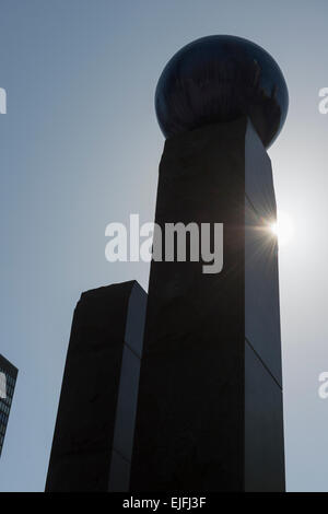 Low Angle View von Raoul Wallenberg Denkmal, in Midtown East, Manhattan, New York City, New York State, USA Stockfoto