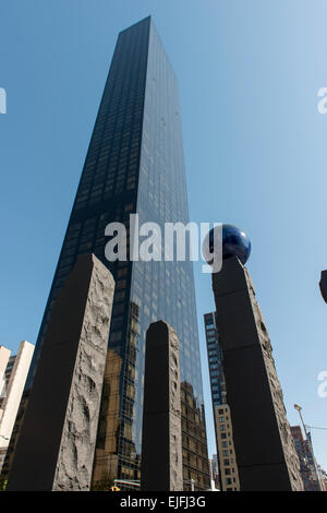 Low Angle View von Raoul Wallenberg Denkmal, in Midtown East, Manhattan, New York City, New York State, USA Stockfoto