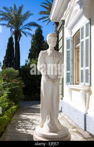 Statue der Kaiserin Elisabeth Von Österreich Kaiserin von Österreich im Achilleion Palast, Museo Achilleio in Korfu, Griechenland Stockfoto