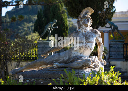 Steinstatue der liegenden Figur des sterbenden Achilles (Achilleas Thniskon) im Achilleion Palast, Museo Achilleio in Korfu, Griechenland Stockfoto