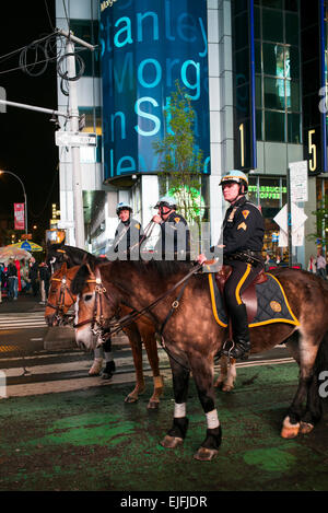 Polizisten auf dem Pferderücken, Times Square, Manhattan, New York City, New York State, USA Stockfoto