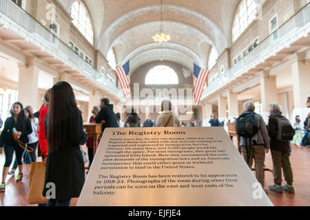 Touristen in der Registrierung Zimmer, Ellis Island, Jersey City, New York State, USA Stockfoto