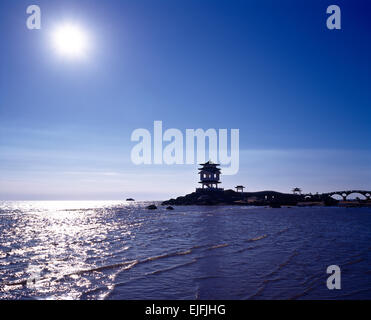 Sommerhaus Silhouette auf See Liaoning china Stockfoto