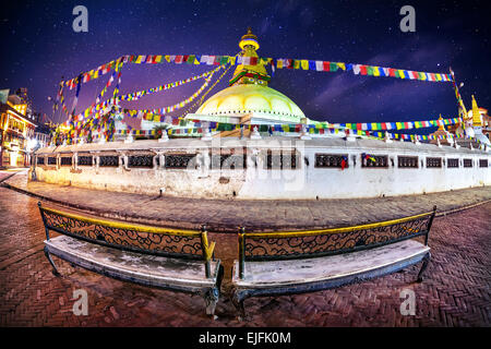 Bodhnath Stupa am Nachthimmel mit Sternen im Tal von Kathmandu, Nepal Stockfoto