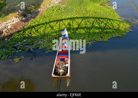 Ein Boot sitzt unter der Tod-Eisenbahnbrücke über den River Kwai, Kanchanaburi, Thailand Stockfoto